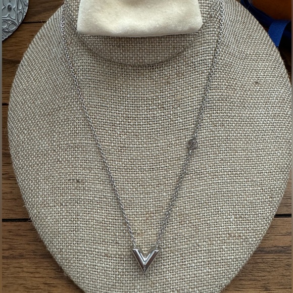 Louis Vuitton V necklace with full inclusion - Picture 6 of 6